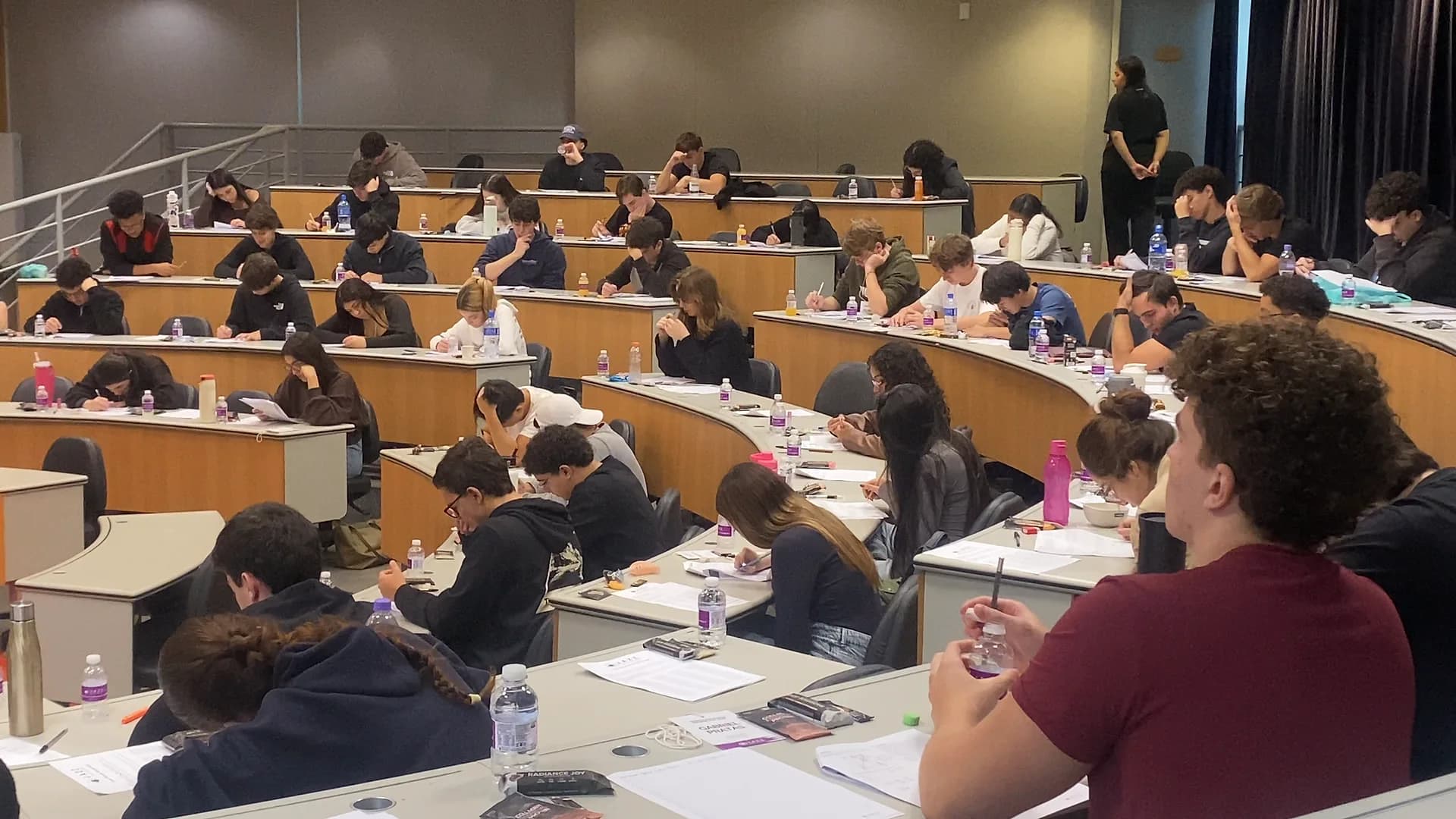 Alunos fazendo o simulado no auditório do Insper